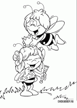Майя наряжает пчёлку