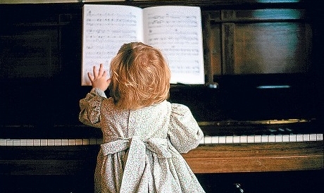 малыш за пианино