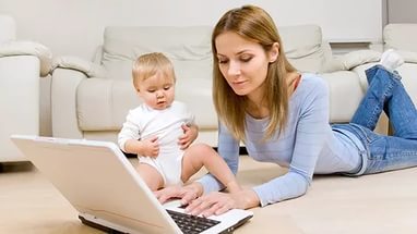 мама и ребенок с ноутбуком