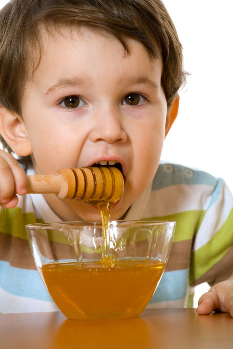 мальчик ест мед