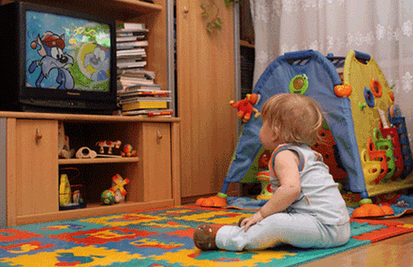 малыш смотрит телевизор