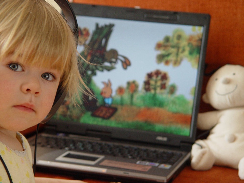 малыш смотрит мультики на ноутбуке