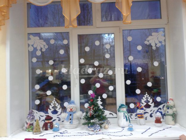 украшенное окно в детском саду