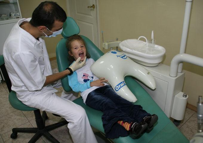 мальчик в стоматологическом кресле