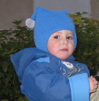 синяя шапка для ребенка